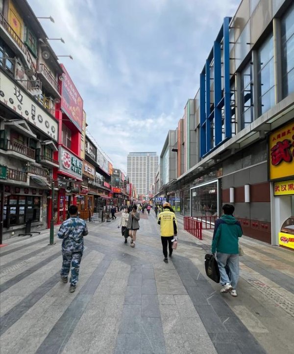 双悦网 万达金街昔日繁荣，商圈人气骤降，市场变迁令人唏嘘