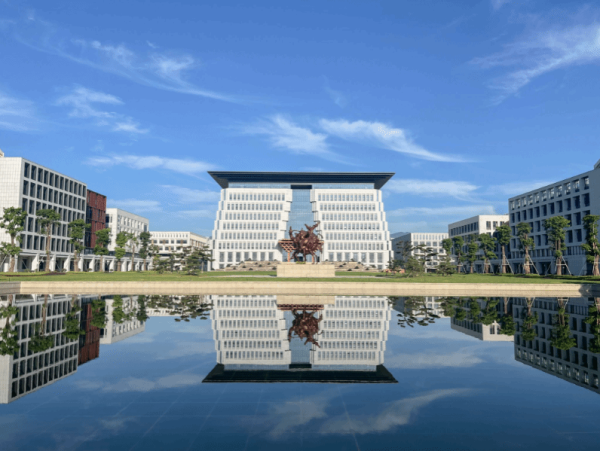 恒捷配资 放弃985名校光环，他们押注一所民办大学